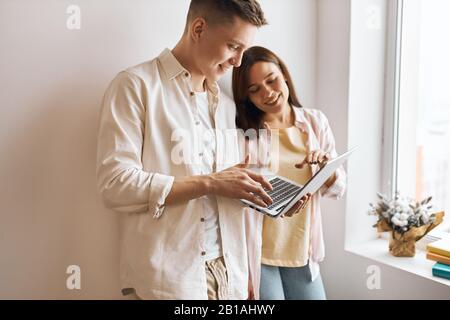 Junger gutaussehender Mann, der eine E-Mail schreibt, eine Nahansicht Foto.Lifestyle,Interesse, Hobby. Nahaufnahme Foto Stockfoto
