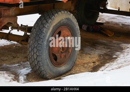 Alter gerissener Reifen an einer großen Maschine. Stockfoto