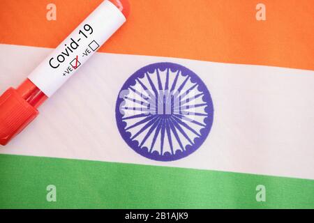 Konzept von Covid-19, Coronavirus oder nCov 2019 positiver Test in Indien mit Blutprobe und Flagge. Stockfoto