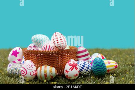 Bunte ostereier in braunem Korb auf grünem Gras mit blauem Himmel. 3D-Abbildung. Stockfoto