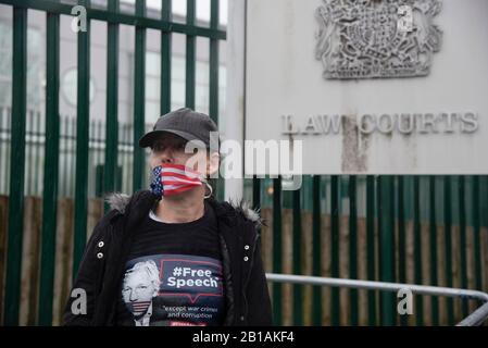 London, Großbritannien. Februar 2020. Ein Anhänger von Julian Assange vor dem Richtergericht von Belmarsh in Woolwich, London, Großbritannien am 24. Februar 2020. Die einwöchige Auslieferungsverhandlung von Wikileaks-Gründer beginnt heute. (Foto von Claire Doherty/Sipa USA) Credit: SIPA USA/Alamy Live News Stockfoto