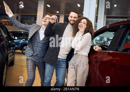 Unsere Kunden sind immer zufrieden mit der Qualität der Autos, Nahaufnahme, Freude, Traum, Autohaus, die die Menschen glücklich machen. Nahaufnahme Stockfoto