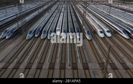 Aerival View of CRH (China Railway High-speed) bullet trains at a Maintenance base Station in Wuhan City, Central China's Hubei Province on February 23rd, 2020. (Foto von YFC / Costfoto / Sipa USA) Stockfoto