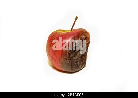 Ein fauler und nicht zu besetzender apfel. Isoliert auf weißem Hintergrund. Stockfoto