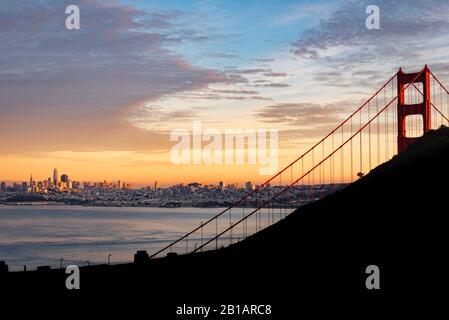 Blick auf die Skyline von San Francisco mit der Golden Gate Bridge im Vordergrund Stockfoto