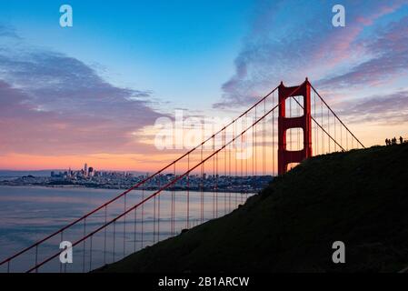Blick auf die Skyline von San Francisco mit der Golden Gate Bridge im Vordergrund Stockfoto