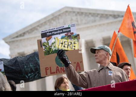 Washington, Vereinigte Staaten. Februar 2020. Klimaaktivist mit Freunden der Erde nimmt am Montag, 24. Februar 2020, am Obersten Gerichtshof in Washington, DC, an einer Demonstration gegen die Atlantikküstenpipeline von Dominion Energy in Virginia Teil. Das Gericht hört mündliche Argumente im U.S. Forest Service v. Cowweide River Assn. Und Atlantic Coast Pipeline LLC gegen Cowweide River Assn, die versuchen, die 7,5-Milliarden-Dollar-Pipeline, die den Appalachian Trail überquert, zu stoppen. Foto von Kevin Dietsch/UPI Credit: UPI/Alamy Live News Stockfoto