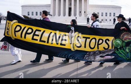 Washington, Vereinigte Staaten. Februar 2020. Klimaaktivist mit Freunden der Erde nimmt am Montag, 24. Februar 2020, am Obersten Gerichtshof in Washington, DC, an einer Demonstration gegen die Atlantikküstenpipeline von Dominion Energy in Virginia Teil. Das Gericht hört mündliche Argumente im U.S. Forest Service v. Cowweide River Assn. Und Atlantic Coast Pipeline LLC gegen Cowweide River Assn, die versuchen, die 7,5-Milliarden-Dollar-Pipeline, die den Appalachian Trail überquert, zu stoppen. Foto von Kevin Dietsch/UPI Credit: UPI/Alamy Live News Stockfoto