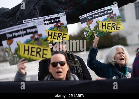 Washington, Vereinigte Staaten. Februar 2020. Klimaaktivist mit Freunden der Erde nimmt am Montag, 24. Februar 2020, am Obersten Gerichtshof in Washington, DC, an einer Demonstration gegen die Atlantikküstenpipeline von Dominion Energy in Virginia Teil. Das Gericht hört mündliche Argumente im U.S. Forest Service v. Cowweide River Assn. Und Atlantic Coast Pipeline LLC gegen Cowweide River Assn, die versuchen, die 7,5-Milliarden-Dollar-Pipeline, die den Appalachian Trail überquert, zu stoppen. Foto von Kevin Dietsch/UPI Credit: UPI/Alamy Live News Stockfoto