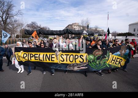 Washington, Vereinigte Staaten. Februar 2020. Klimaaktivist mit Freunden der Erde nimmt am Montag, 24. Februar 2020, am Obersten Gerichtshof in Washington, DC, an einer Demonstration gegen die Atlantikküstenpipeline von Dominion Energy in Virginia Teil. Das Gericht hört mündliche Argumente im U.S. Forest Service v. Cowweide River Assn. Und Atlantic Coast Pipeline LLC gegen Cowweide River Assn, die versuchen, die 7,5-Milliarden-Dollar-Pipeline, die den Appalachian Trail überquert, zu stoppen. Foto von Kevin Dietsch/UPI Credit: UPI/Alamy Live News Stockfoto