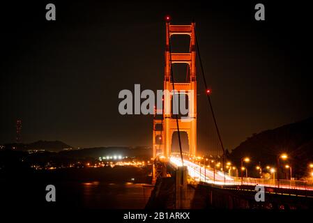 Blick auf die Golden Gate Bridge bei Nacht mit Autowegen Stockfoto
