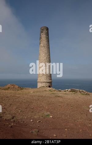 Nicht Genutzter Kamin auf dem South West Coast Path in der Verlassenen Cornish Tin Mine in Geevor am Atlantik in Cornwall, England, Großbritannien Stockfoto