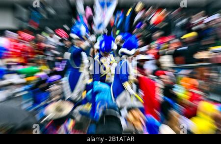 Buntes, reges Treiben am Rosenmontag in Düsseldorf Stockfoto