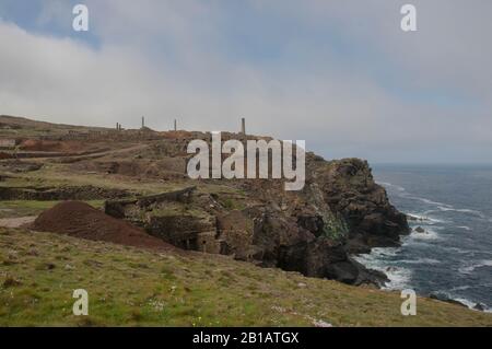 Panorama-Cliff-Top-Blick auf die Überreste der Verlassenen Cornish Tin Mine in Geevor am Atlantik auf dem South West Coast Path Stockfoto