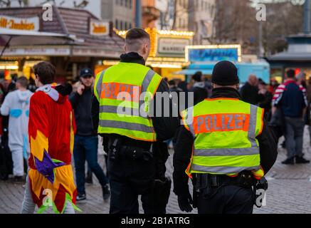 Mainz, Deutschland. Februar 2020. Zwei Polizisten patrouillieren auf dem Bahnhofsvorplatz. Die 69. Ausgabe der Rosenmontagsprozession seit dem Zweiten Weltkrieg hat das Motto "Humor ist Meenzer Lebensweise, gepaart mit Herz und Toleranz. Kredit: Andreas Arnold / dpa / Alamy Live News Stockfoto