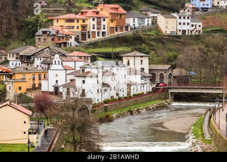 Cangas del Narcea, Spanien. Blick auf die traditionellen Viertel Entrambasaguas, den ältesten Teil der Stadt Stockfoto