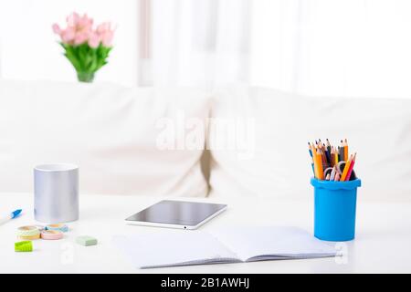 Arbeitsplatz mit leerem Tablett Stockfoto