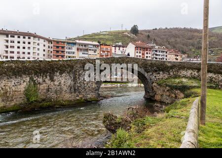 Cangas del Narcea, Spanien. Blick auf die traditionellen Viertel Entrambasaguas, den ältesten Teil der Stadt Stockfoto