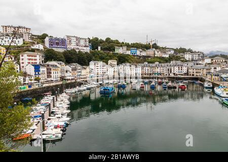 Luarca, Spanien. Blick auf den Hafen dieser Stadt in Asturien Stockfoto