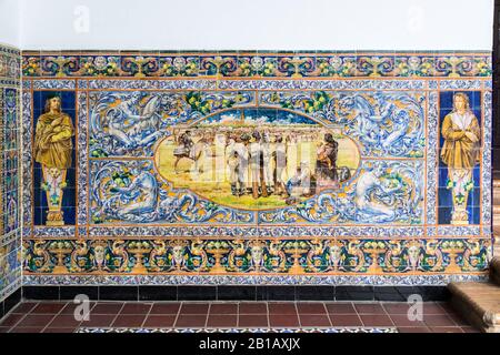 Sevilla, Spanien. Wunderschönes Azulejo (eine Form von portugiesischen und Spanisch lackierten zinnglasierten Keramikarbeiten) in der Puerta de Aragon auf der Plaza de Espana Stockfoto