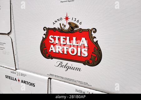 Montreal, Kanada - 10. Februar 2020: Stella Artois Logo auf Boxen mit Bier im Costco-Lager. Stella Artois ist eine belgische Pilsner, die zum ersten Mal gebraut wurde Stockfoto