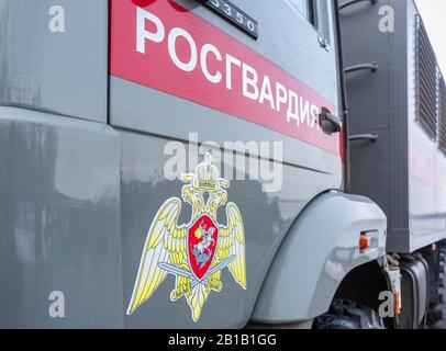 Samara, Russland - 23. Februar 2020: Aufschrift "Rosgvardia" und Emblem der Truppen der Nationalgarde der Russischen Föderation im Vorstand von Stockfoto