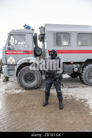 Samara, Russland - 23. Februar 2020: Spezialeinsatzsoldat von Rosgvardia in Uniform mit Gewehr und Helm. Rosgvardia ist die interne Militärmacht o Stockfoto