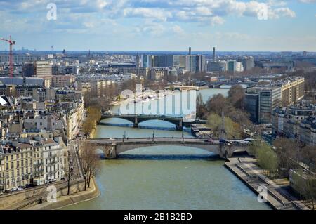 Landschaftsaufnahme mit Blick nach Südosten über Paris und die Siene, einschließlich der Brücken von Pont de Sully und Pont de la Tournelle an einem sonnigen Tag. Stockfoto