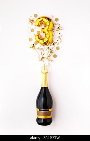 Happy 3rd Anniversary Party. Champagner Flasche mit gold Ballon Nummer. Stockfoto