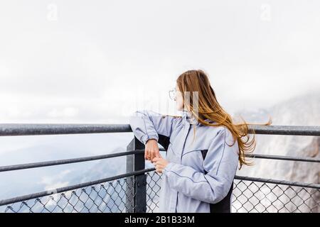 Das junge Mädchen genießt den Blick auf die Alpen von der Aussichtsplattform Stockfoto