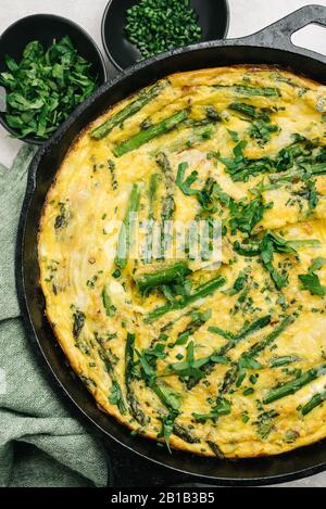 Gebacken in Pfanne Spargel frittata Stillleben Stockfoto