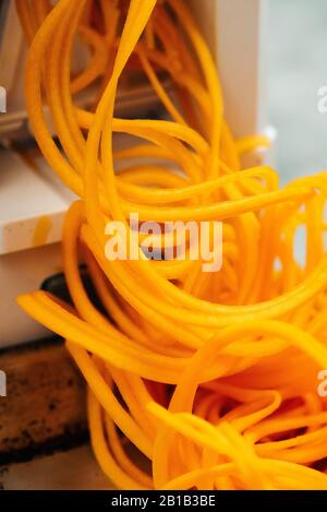 Herstellung von Butternut-Kürbis-Nudeln mit einem Spiralizer Stockfoto