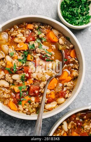 Italienische Wurst und weiße Bohnensuppe Stockfoto