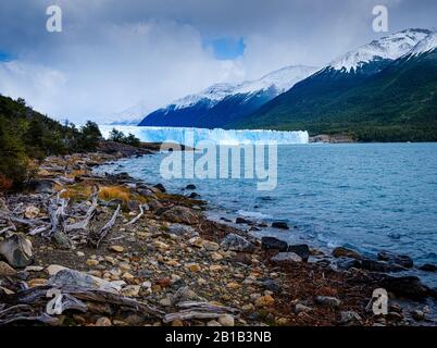 Nationalpark LOS GLACIARES, ARGENTINIEN - CIRCA FEBRUAR 2019: Blick auf den Glacier Perito Moreno und den Argentino Lake, eine berühmte Sehenswürdigkeit innerhalb des Los G. Stockfoto