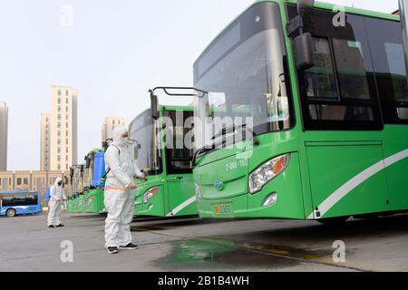 Hohhot City, China. Februar 2020. Chinesische Arbeiter desinfizieren Busse, die zur Vorbeugung des neuartigen Coronavirus und der Pneumonie an einem Busbahnhof und einer Wartungsstation in Hohhot City, Nord China Inner Mongolia Autonomous Region am 24. Februar 2020 in Betrieb genommen werden sollen. (Foto von Wang Zheng / Costfoto / Sipa USA) Credit: SIPA USA / Alamy Live News Stockfoto