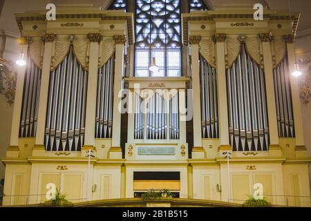 Große alte schöne Orgel in der Kirche Stockfoto
