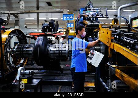 Qingdao City, Shandong, China. Februar 2020. Ein chinesischer Arbeiter fertigt Gummireifen im Werk der Sailun Group Co., Ltd. In Qingdao City, der ostchinesischen Provinz Shandong, am 24. Februar 2020. (Foto von Yu Fangping / Costfoto / Sipa USA) Credit: SIPA USA / Alamy Live News Stockfoto