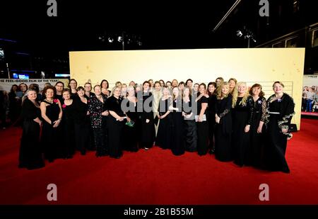 Kristin Scott Thomas und Sharon Horgan mit dem Combined Military Wives Choir besuchen die Britische Premiere Der Military Wives am Leicester Square in London. Stockfoto