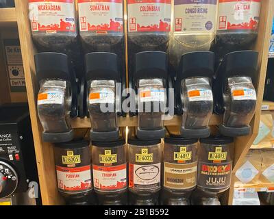 Verschiedene Arten von Kaffeebohnen, die in großen Mengen auf einem Coopmarkt in Brooklyn, New York, verkauft werden. Stockfoto