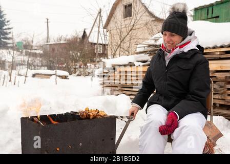 Eine Frau mit einer Schashlik auf einem Shampoo, im Winter. Stockfoto