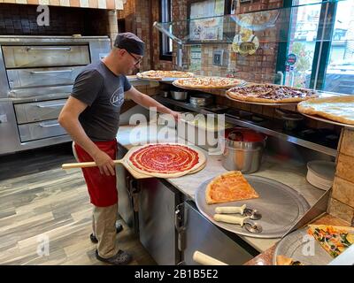 Professioneller Pizzakoch im La Strada Pizza Restaurant in Brooklyn, New York. Stockfoto