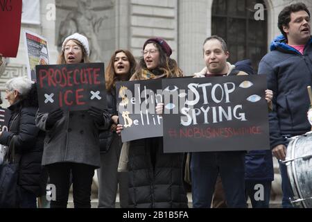 Demonstranten gegen die Taktiken und Aktionen von EIS (Immigration and Customs Enforcement) demonstrieren und marschieren von den Schritten der New York Public Library an der 5th Avenue in Manhattan, New York City, die zu einer Sanctuary City erklärt wird. Stockfoto