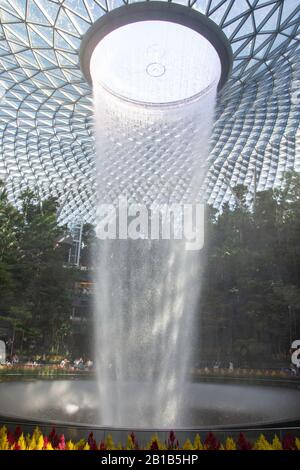 Kaskadenwasserfall im Shiseido Forest Valley am Jewel Changi Airport, Changi, Singapore Island, Singapur Stockfoto