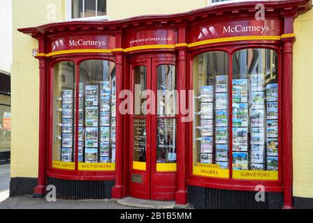 McCartneys Immobilienmaklern, High Street, Brecon, Brecon Beacons National Park, Powys, Wales, Vereinigtes Königreich Stockfoto