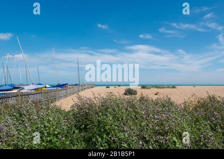 Segelboote reihten sich im Downs Sailing Club am Strand von Walmer, Deal, Kent, Großbritannien, ein Stockfoto