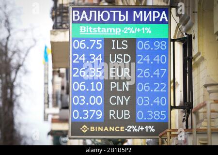 Wechselkurse für US-Dollar, Euro, russische Rubel und Euro werden am 20. Februar 2020 in Kiew, Ukraine, beobachtet. Stockfoto