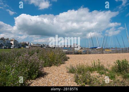 Segelboote reihten sich im Downs Sailing Club am Strand von Walmer, Deal, Kent, Großbritannien, ein Stockfoto