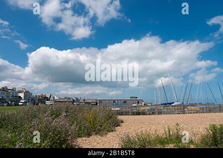 Segelboote reihten sich im Downs Sailing Club am Strand von Walmer, Deal, Kent, Großbritannien, ein Stockfoto