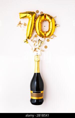 Happy 70th Anniversary Party. Champagner Flasche mit gold Ballon Nummer. Stockfoto