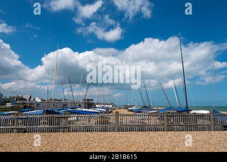 Segelboote reihten sich im Downs Sailing Club am Strand von Walmer, Deal, Kent, Großbritannien, ein Stockfoto